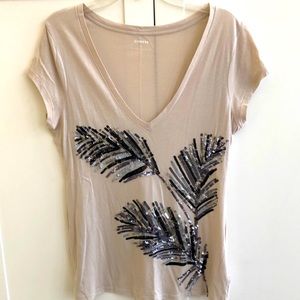 Express t-shirt with feathers